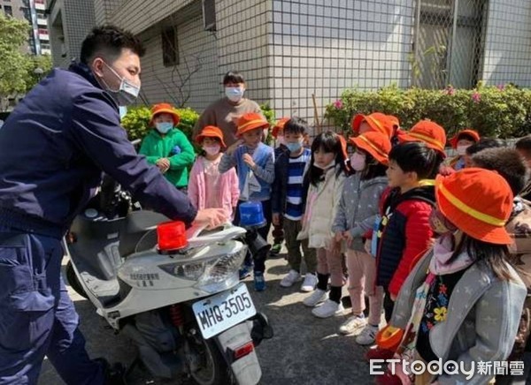 ▲▼學童參訪林口區派出所，野生女星慧慈意外入鏡。（圖／記者陳豐德翻攝）