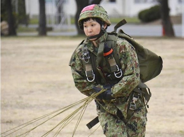 ▲▼ 日本陸上自衛隊31歲的橋場麗奈3曹經過嚴格的空降部隊訓練，將成為日本陸上自衛隊第一空降團首位女傘兵。 （圖／取自推特）