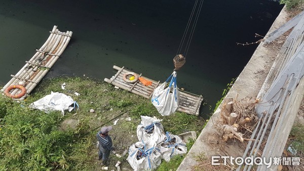 ▲水利局派員清理死魚現況。（圖／記者許宥孺翻攝）