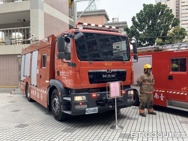 ▲台南市消防局辦理「全國首創防禦駕駛訓練」，台南市長黃偉哲特別親自主持開訓，並體驗實車模擬翻轉。（圖／記者林悅翻攝，下同）