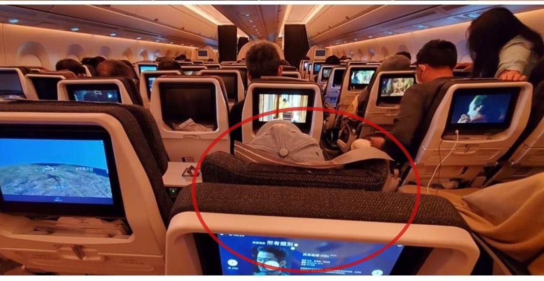▲▼  搭飛機遇到乘客把椅背放超低           。（圖／翻攝自爆料公社官網）