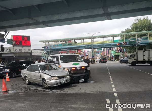 ▲▼婦產科醫生搭救護車趕接生，卻遭小客車撞上，周遭交通陷入大亂             。（圖／記者陳以昇翻攝）