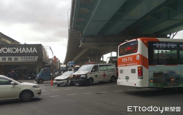 ▲▼婦產科醫生搭救護車趕接生，卻遭小客車撞上，周遭交通陷入大亂             。（圖／記者陳以昇翻攝）