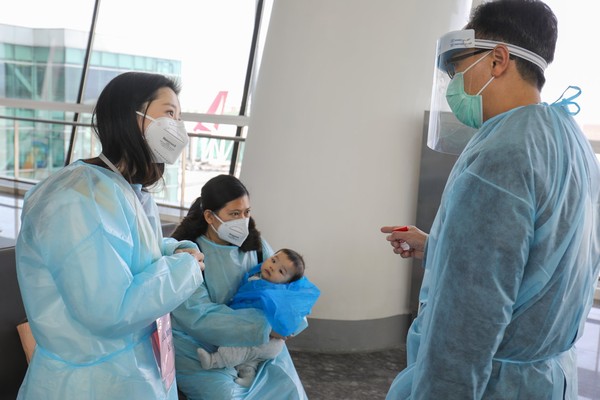 ▲▼香港首班湖北包機返回！110人量四次體溫「1人發燒不能登機」。（圖／香港政府）