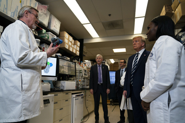 ▲▼美國總統川普參訪馬里蘭州的疫苗研究中心。（圖／達志影像／美聯社）