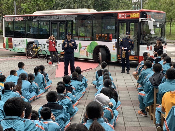 ▲大型車開進桃園武漢國中，宣導交通安全
