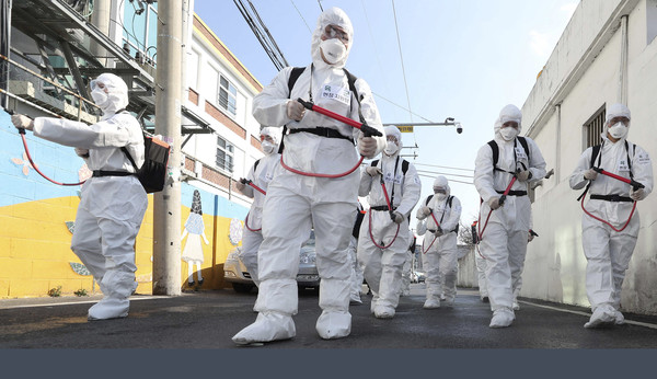 ▲韓國新冠疫情大爆發。圖為一身防護裝備的軍人正在街頭進行消毒工作。(圖／達志影像／美聯社）