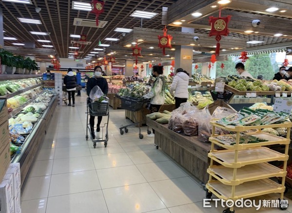 ▲▼新冠肺炎疫情期間，北京超市員工穿起防護衣。（圖／讀者授權《ETtoday新聞雲》使用）