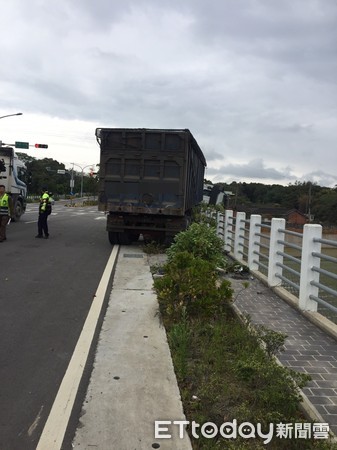 ▲▼台中后神路自撞車禍，駕駛送醫不治。（圖／民眾提供）