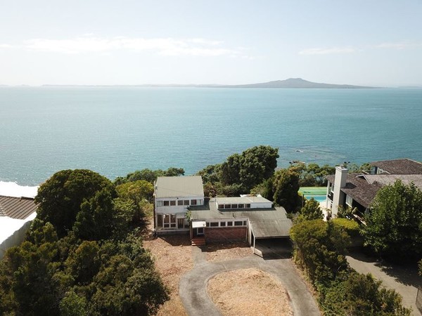 ▲▼ 業者形容，紐西蘭奧克蘭坎貝爾斯灣（Campbells Bay）一處荒廢房以500萬紐幣（約新台幣9620萬元）的價格出售。（圖／翻攝自Prestige Real Estate）