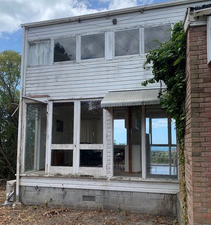 ▲▼ 業者形容，紐西蘭奧克蘭坎貝爾斯灣（Campbells Bay）一處荒廢房以500萬紐幣（約新台幣9620萬元）的價格出售。（圖／翻攝自Prestige Real Estate）