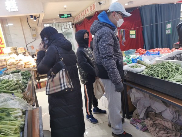 ▲北京疾控中心專家建議，赴超市購物結帳時仍需保持1公尺安全距離。（圖／翻攝北京日報）