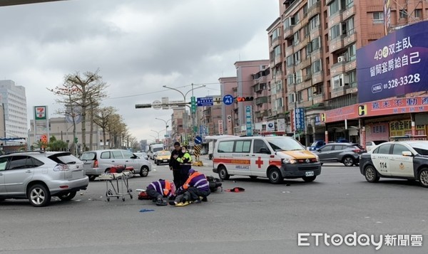 ▲桃園市龜山區5日下午發生熊貓外送員與轎車發生車禍，警方將傷者送醫。（圖／記者沈繼昌翻攝）