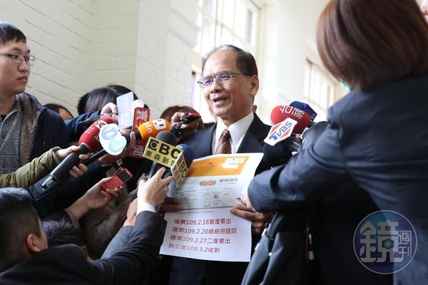 游錫堃今（5日）受訪時秀出圖卡表達自己被二度恐嚇。