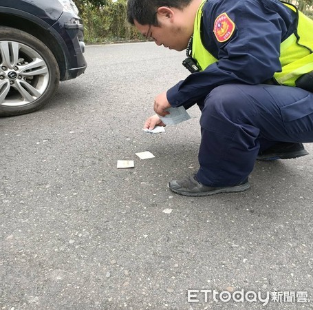 ▲屏東縣里港警分局鹽埔分駐所所長陳進儒、警員陳世杰日前執行巡邏勤務，拾獲現金            。（圖／記者陳崑福翻攝）