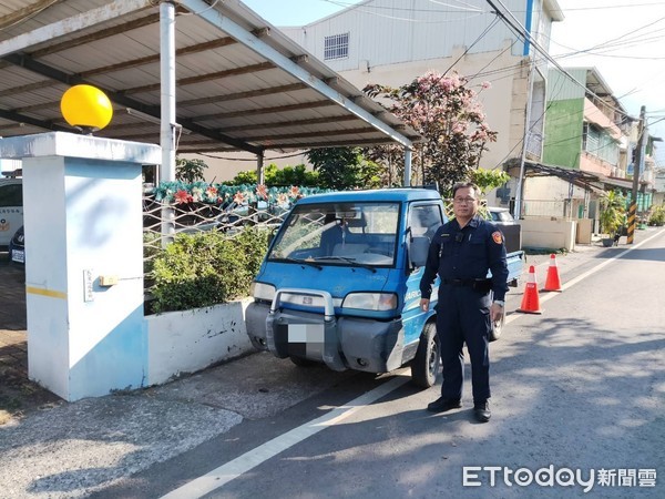 ▲屏東縣內埔警分局赤山所副所長劉周忠及警員張堯在萬巒鄉建興路找到花蓮李姓縣民  。（圖／記者陳崑福翻攝）