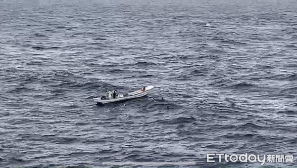 ▲3名潛水客5日下午在屏東縣小琉球著名觀賞海景地點「落日亭」海域浮潛，體力透支，情況危急，海巡人員會同救難協會救起        。（圖／記者陳崑福翻攝）