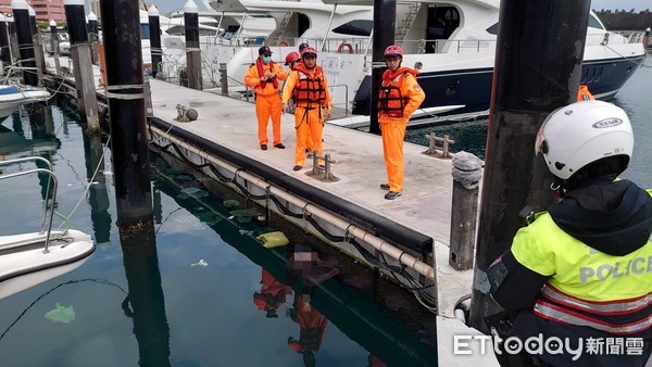 ▲▼碧砂漁港6日早獲報有一浮屍在港內中間防波堤，消防單位打撈中。（圖／記者郭世賢翻攝）