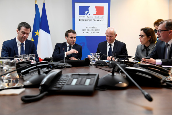 ▲法國總統馬克宏（Emmanuel Macron，中）、衛生部長韋蘭（Olivier Véran，左1）、衛生部公衛署長沙羅孟（Jerome Salomon，右）。（圖／路透）
