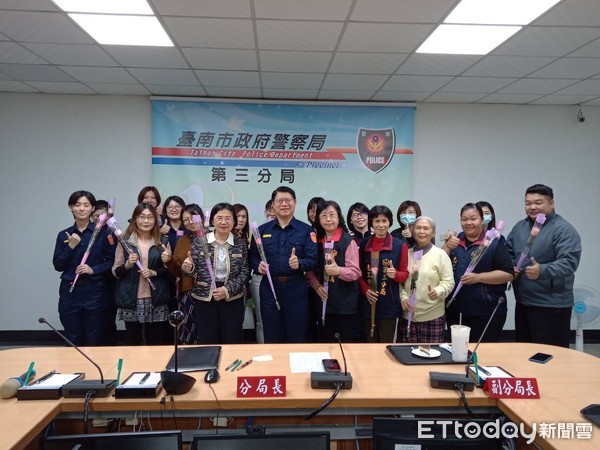 ▲台南市警局及各分局紛紛舉辦慶祝婦女節動，令女性員警、員工十分感心。（圖／記者林悅翻攝，下同）