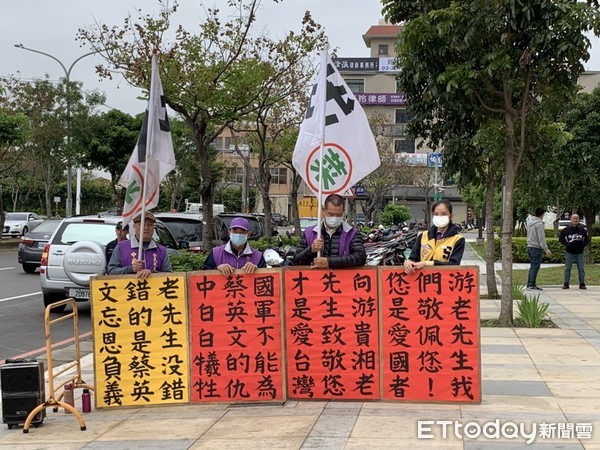 ▲涉嫌恐嚇立法院長游錫堃的老榮民游貴湘6日至桃檢出庭應訊，拔菜總部與愛國同心會人員曾到場聲援。（圖／記者沈繼昌攝）