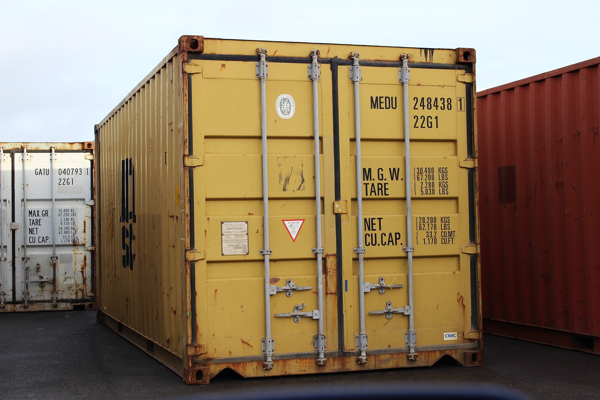 Металлический контейнер б у. Контейнер. Контейнеры для перевозки грузов. Желтый контейнер грузовой. Ряд контейнеров.