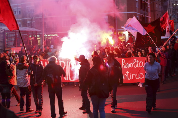 ▲▼在羅馬舉行的遊行活動，訴求為反法西斯。（圖／達志影像／美聯社）