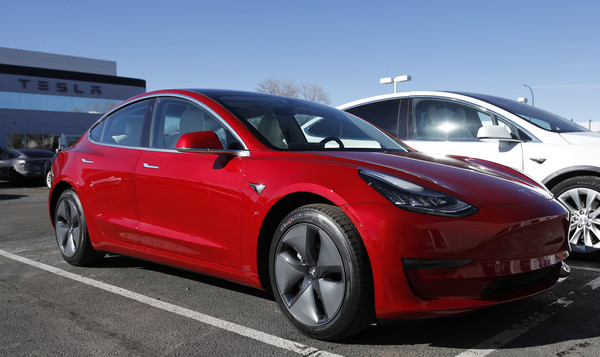 大陸製Tesla Model 3驚傳「偷料」　車主控訴舊版本處理器未來無法升級（圖／達志影像／美聯社）
