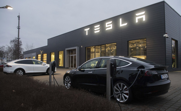 大陸製Tesla Model 3驚傳「偷料」　車主控訴舊版本處理器未來無法升級（圖／達志影像／美聯社）