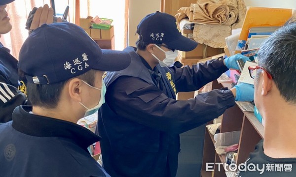 ▲ 海巡署查獲宜蘭2人以工業用異丙醇冒充醫療酒精，大賺黑心財。（圖／記者郭世賢翻攝）