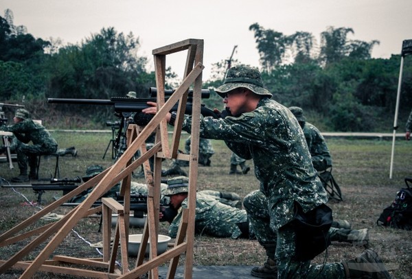 狙擊隊從嚴從難集訓　展現勤訓精練戰力 