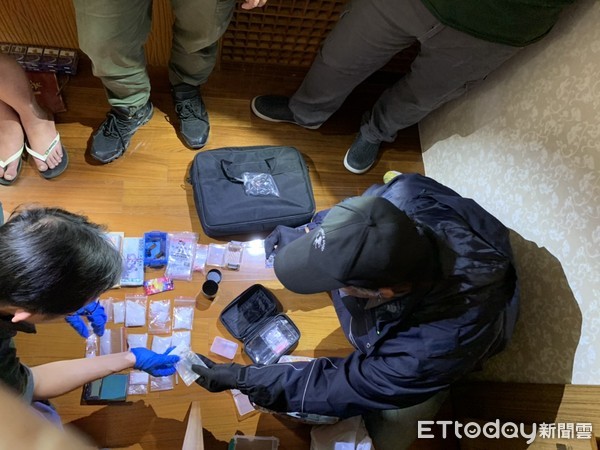 ▲台南市警五分破獲以汽車賓館為販毒場所的毒販，起獲大批各式毒品。（圖／記者林悅翻攝，下同）