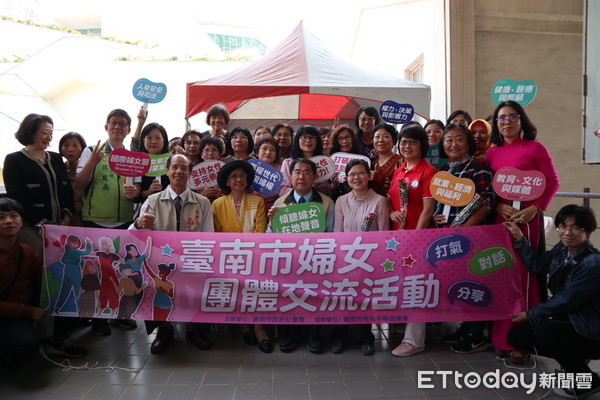 ▲台南市長黃偉哲7日專程前往拜訪婦女團體，感謝婦女在防疫期間扮演的重要角色。（圖／記者林悅翻攝，下同）
