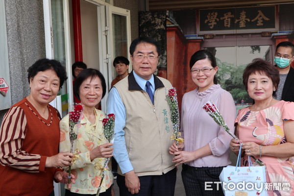 ▲台南市長黃偉哲7日專程前往拜訪婦女團體，感謝婦女在防疫期間扮演的重要角色。（圖／記者林悅翻攝，下同）