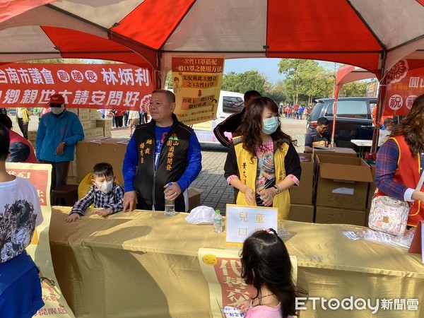 ▲台南在地企業家「圓山國際開發公司」，週日上午在南區水萍塭公園免費發送口罩，吸引上萬民眾到場排隊領取。（圖／記者林悅攝，下同）