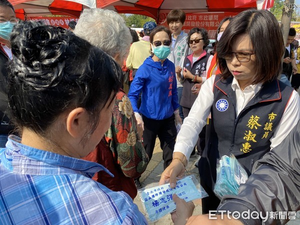 ▲台南在地企業家「圓山國際開發公司」，週日上午在南區水萍塭公園免費發送口罩，吸引上萬民眾到場排隊領取。（圖／記者林悅攝，下同）