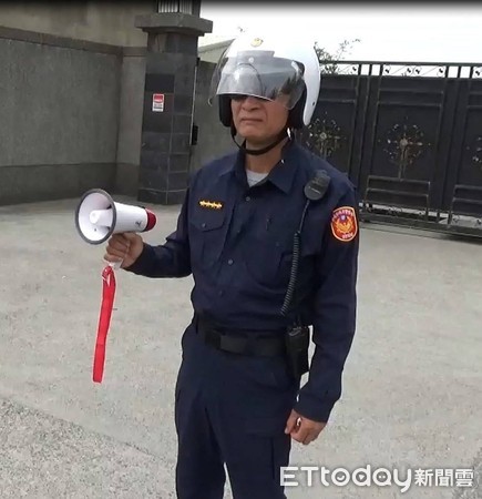 ▲歸仁分局規劃警力騎乘警用機車，於中正路上事故發生最多路段來回巡視，並使用喊話器播放警語，提醒用路人能提高警覺小心駕駛。（圖／記者林悅翻攝，下同）