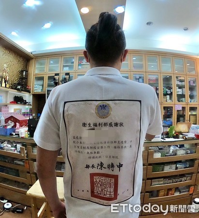 ▲台北萬華一名劉姓藥師收到衛福部的感謝狀，印成T恤穿在身上             。（圖／記者吳奕靖攝）