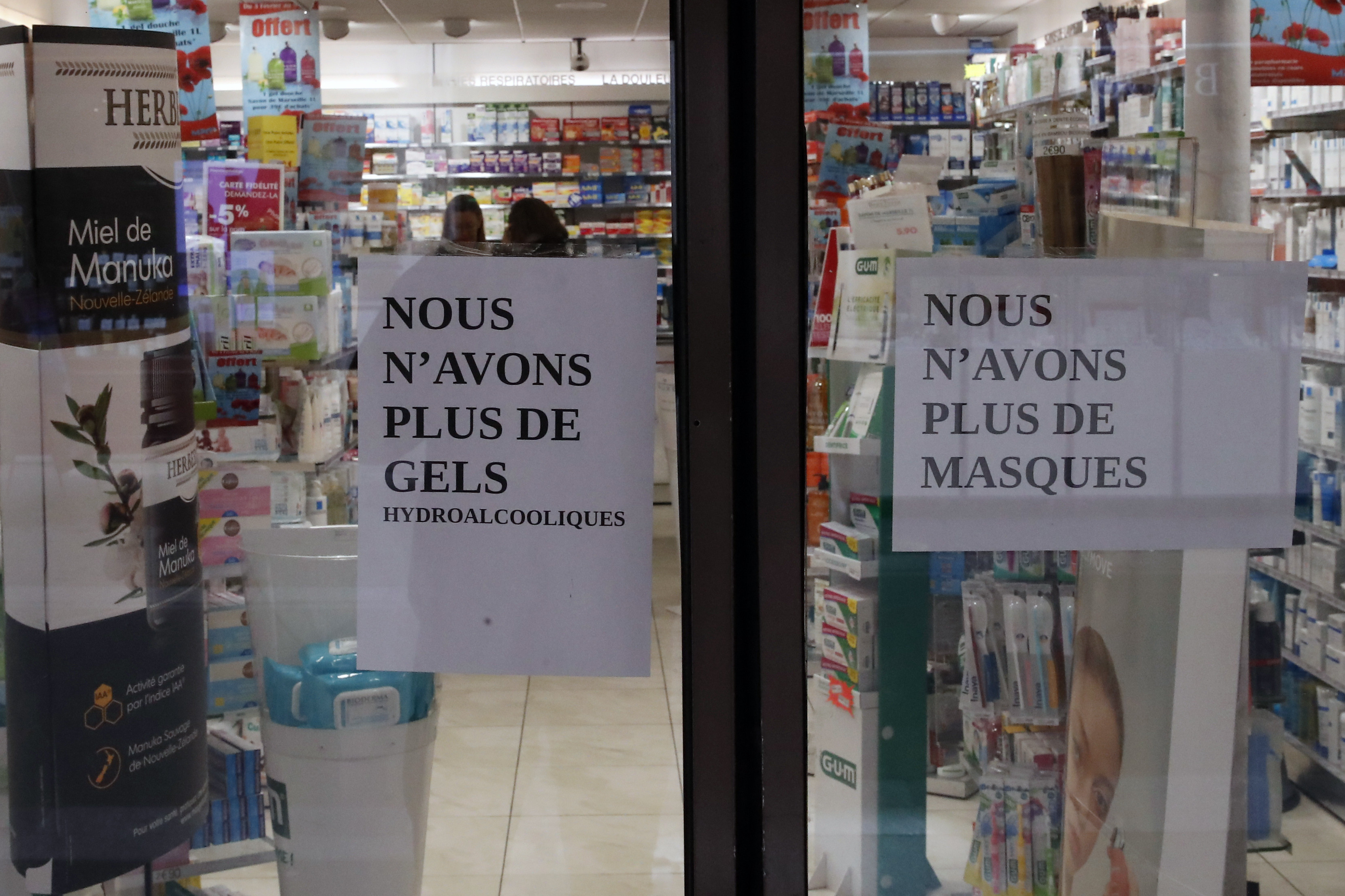 ▲▼ 法國巴黎一家藥局貼上「免洗殺菌洗手乳及口罩已售罄」的告示。（圖／達志影像／美聯社）