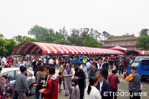 ▲▼桃園市新屋九斗豫章堂羅允玉裔孫4000餘人清明節祖塔掃墓場面浩大。（圖／記者楊熾興翻攝）