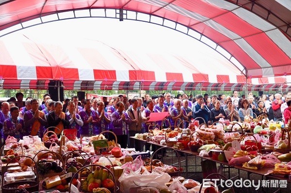 ▲▼桃園市新屋九斗豫章堂羅允玉裔孫4000餘人清明節祖塔掃墓場面浩大。（圖／記者楊熾興翻攝）