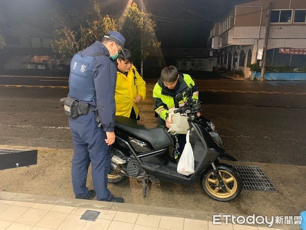 ▲宋男返回工作地卻因沒油推車而行，幸遇巡邏員警買油解困。（圖／龍潭警分局提供）