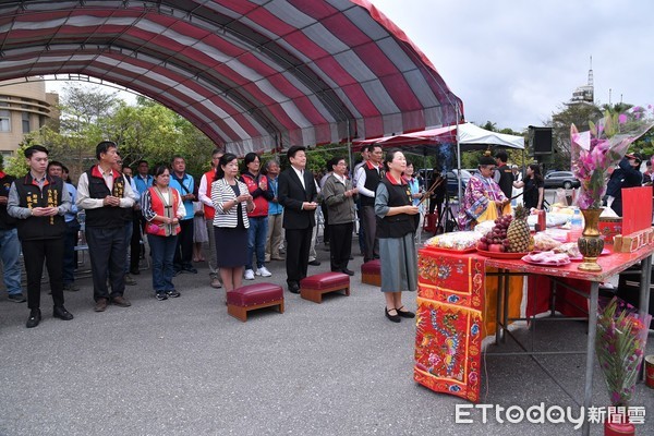 ▲▼花蓮縣長徐榛蔚親自主持開工典禮，帶領貴賓及地方仕紳上香祈求工程順利。（圖／花蓮縣政府提供，下同）