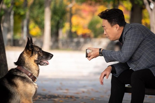 李星民在新片《明明會說話》化身超能力特務，與狼犬一起辦案。（CATCHPLAY提供）