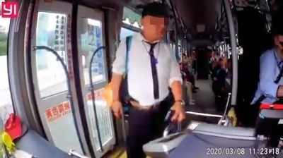 ▲▼一名中年男子在公車出礁溪轉運站時，強要下車被拒怒嗆司機，並在下一站下車前朝司機吐口水後離去。（圖／擷取自《爆廢公社》，下同）