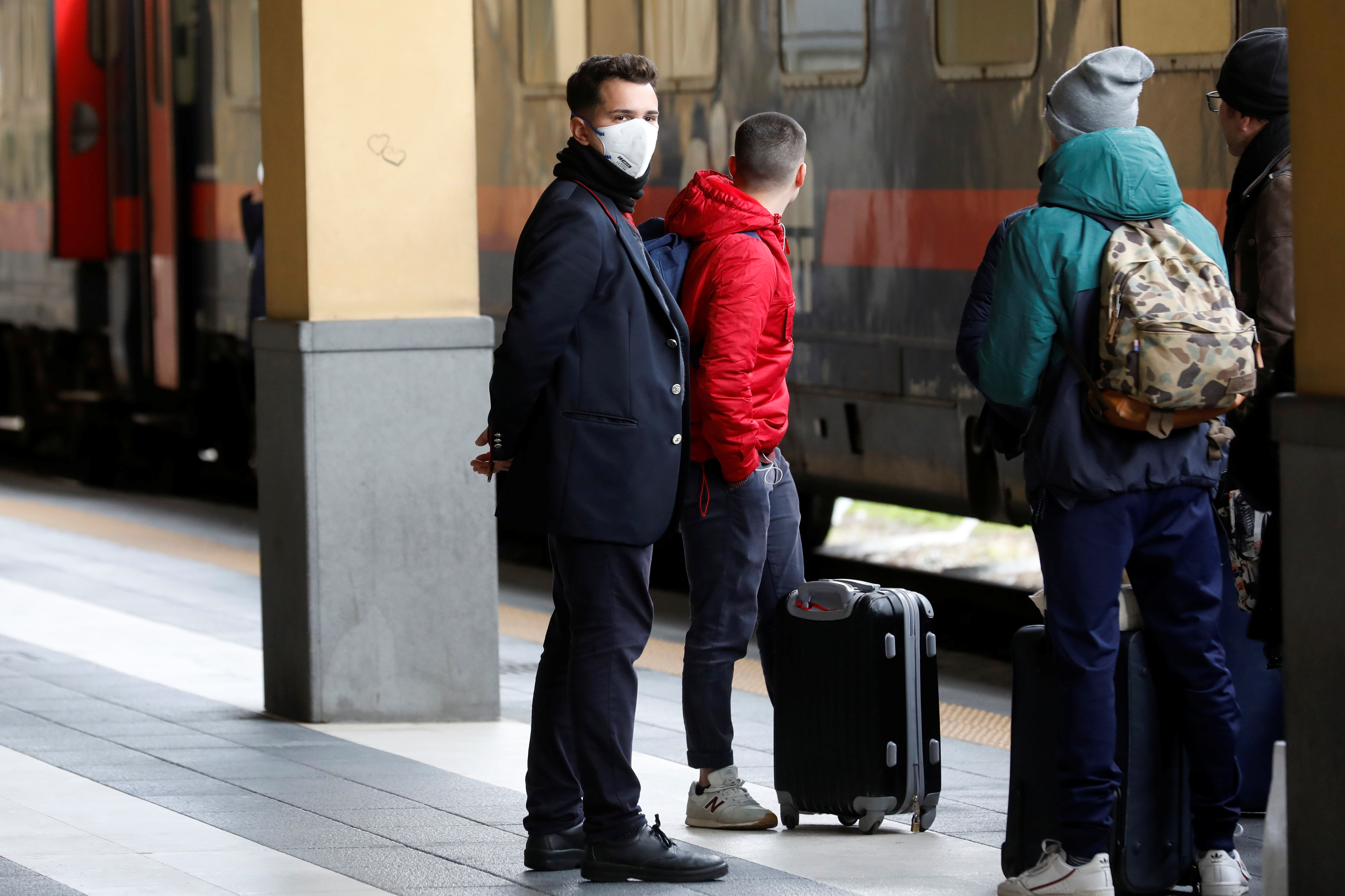 ▲▼ 義大利乘客戴著口罩從火車上走下來。。（圖／路透）