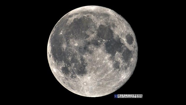 明（10）日凌晨1時48分「超級滿月」將登場，不論是肉眼或用望遠鏡觀看，都更具觀賞性。（台北市天文館提供）