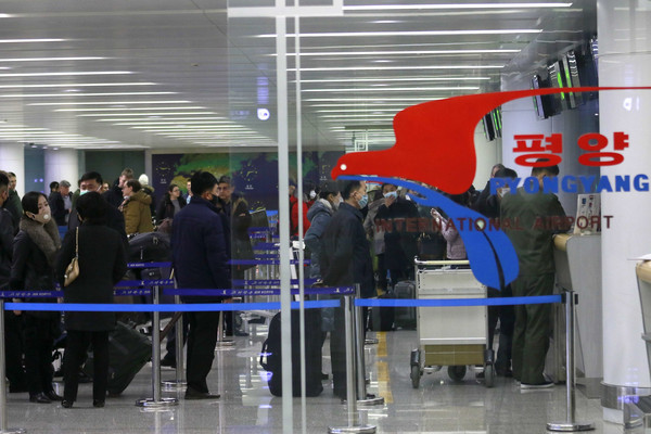 ▲▼ 北韓平壤國際機場今（9）出現戴著口罩的旅客，準備飛往俄羅斯海參崴。（圖／達志影像／美聯社）