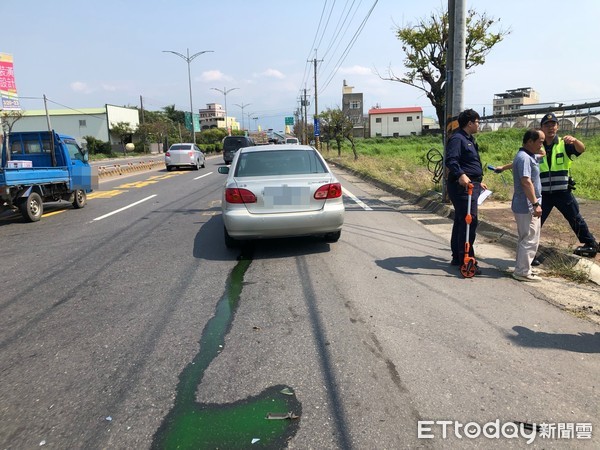 ▲▼嘉義民雄鄉民新路一輛小貨車與2機車發生擦撞，造成3人輕傷。（圖／記者翁伊森翻攝）