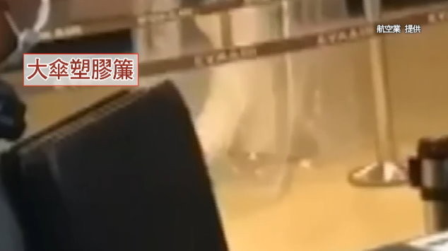 自製防護傘！陸客台灣轉機「塑膠簾子罩全身」：回祖國避難　空服員看傻。（圖／東森新聞）